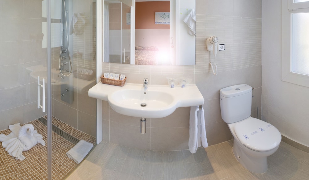 غرفة بسرير مزدوج أو سريرين منفصلين مع سرير إضافي، GHT Balmes Hotel, Aparthotel & Splash 9/10