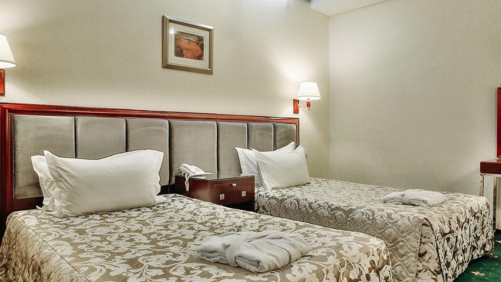 SUITE, TWIN BEDS