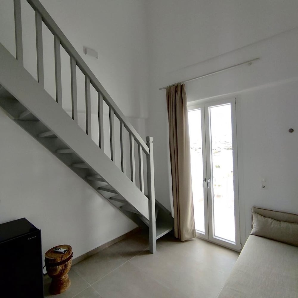 Sofos Suites 24/50
