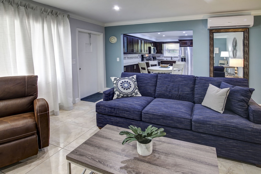 May Dee Suites 33/67