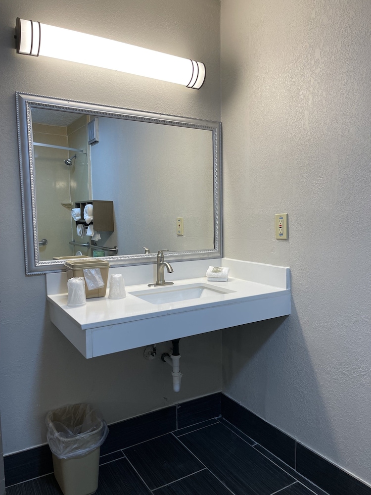 Red Roof Inn Lagrange 12/31