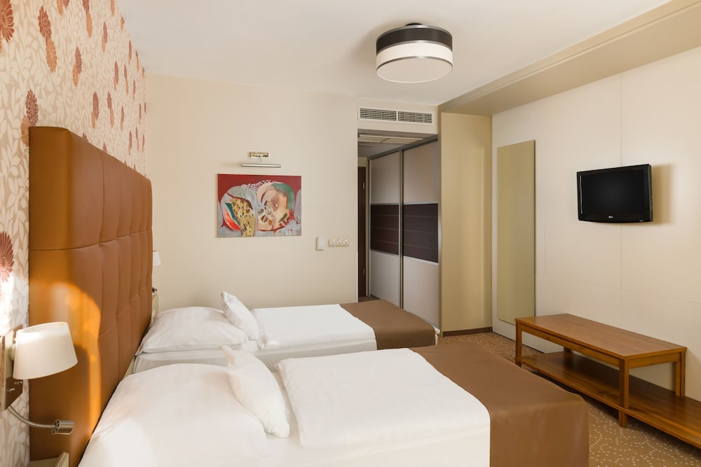 Corso Hotel Pecs 7/29