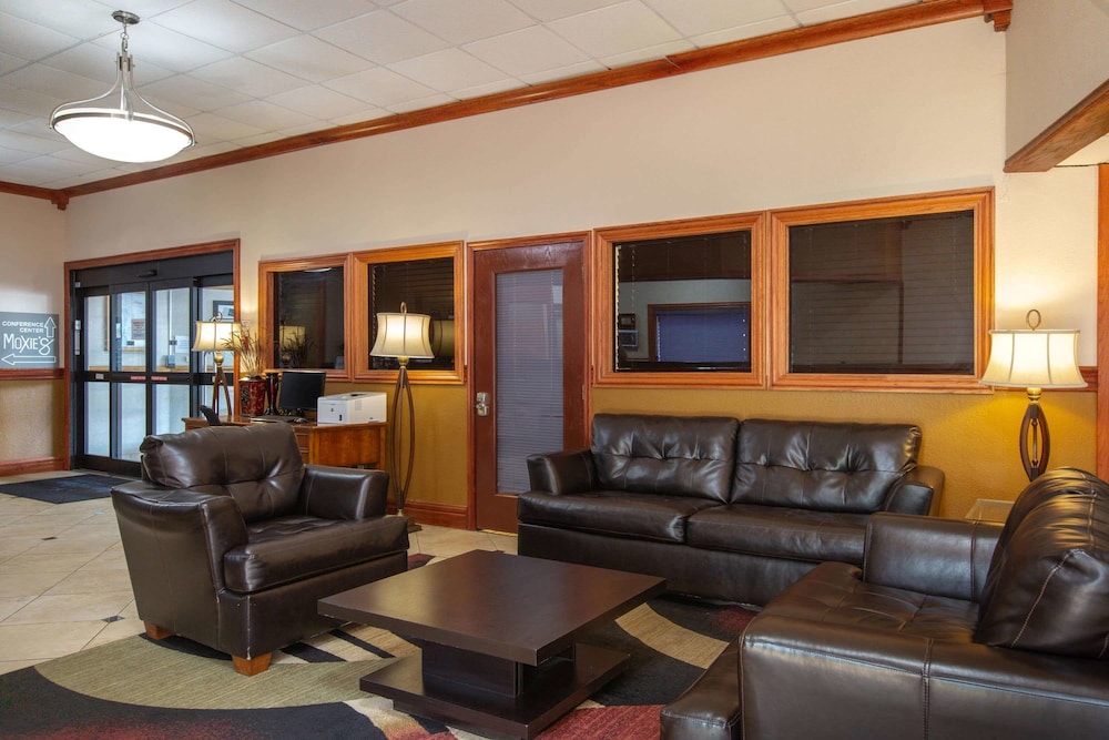 AmericInn by Wyndham La Crosse Riverfront Conference Center 34/45