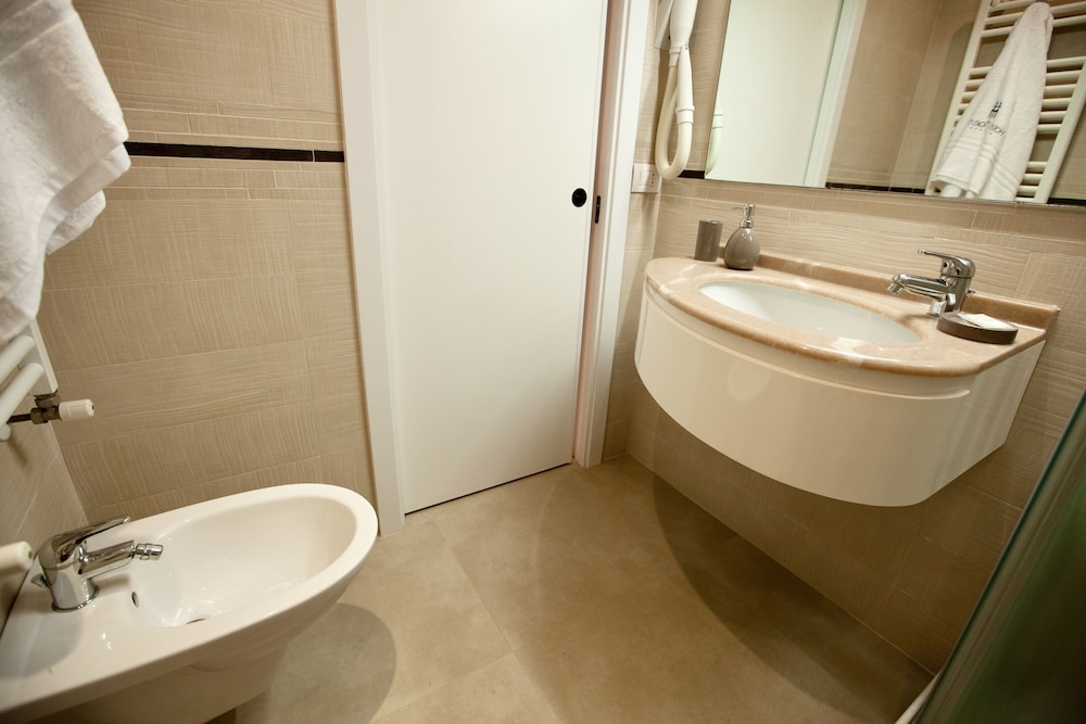 غرفة ديلوكس رباعية بسرير مزدوج وسرير بطابقين بشرفة بغرفة نوم واحدة، Hotel Maestri 7/10
