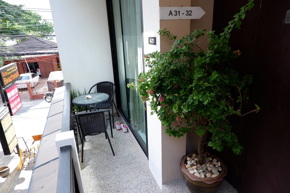 Kata Beachwalk Hotel And Bungalows photo3