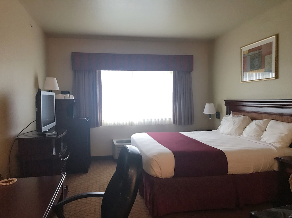 SURESTAY PLUS HOTEL BY BEST WESTERN QUANAH 8/28