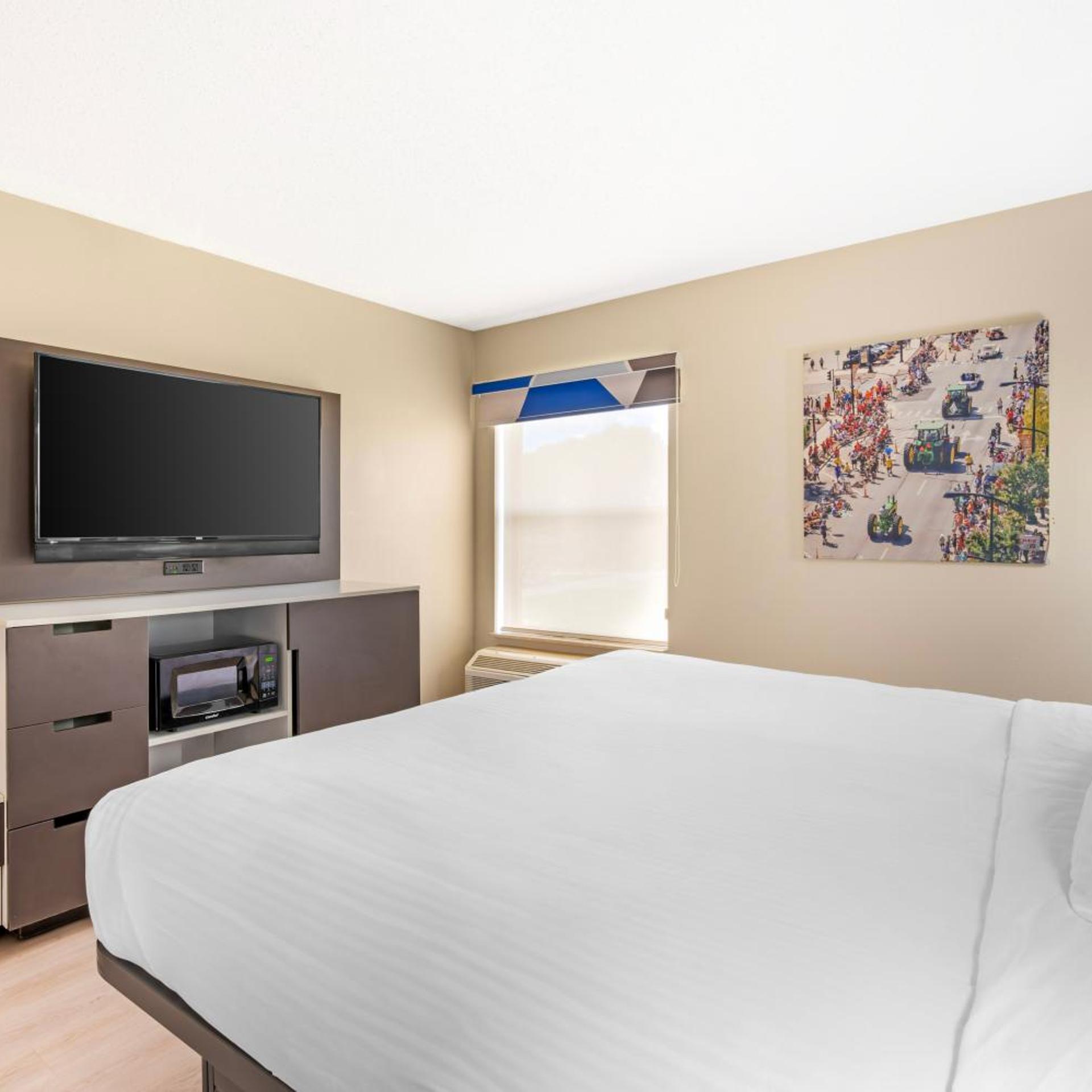 غرفة بسرير كينج مع أريكة بحوض استحمام لذوي الإعاقة، Best Western Forsyth - Decatur 4/7