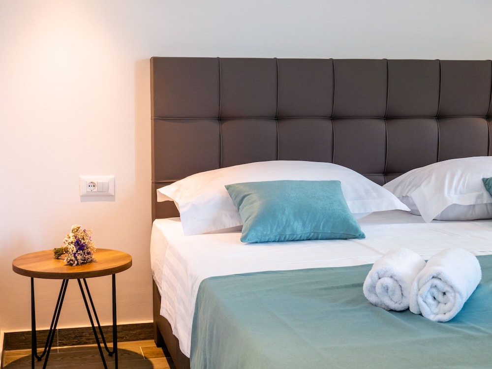 Boutique Pine Tree apartments 13/50