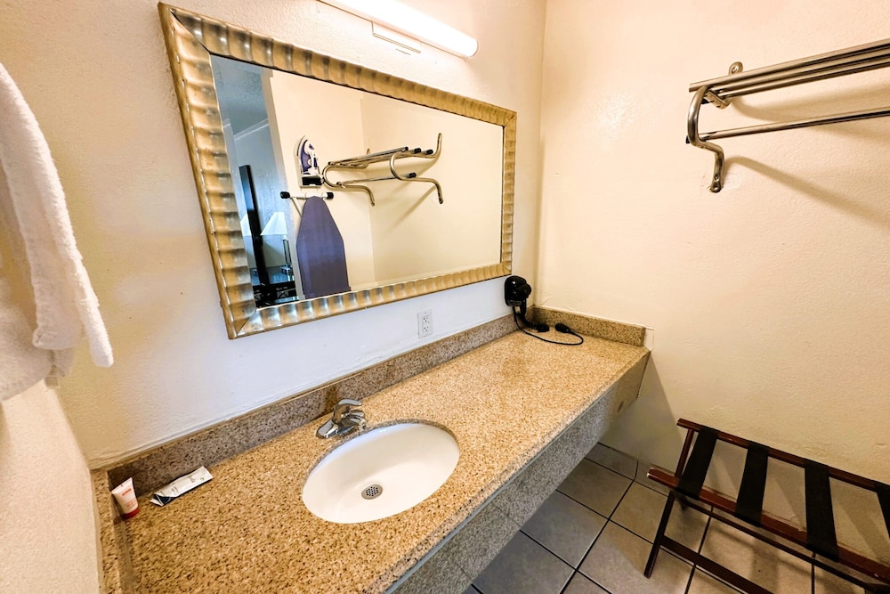 Oyo Hotel San Antonio Lackland AFB/Seaworld Hwy 90 W 51/52