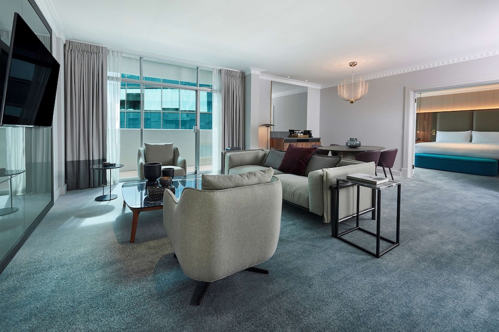 Parmelia Hilton 39/65