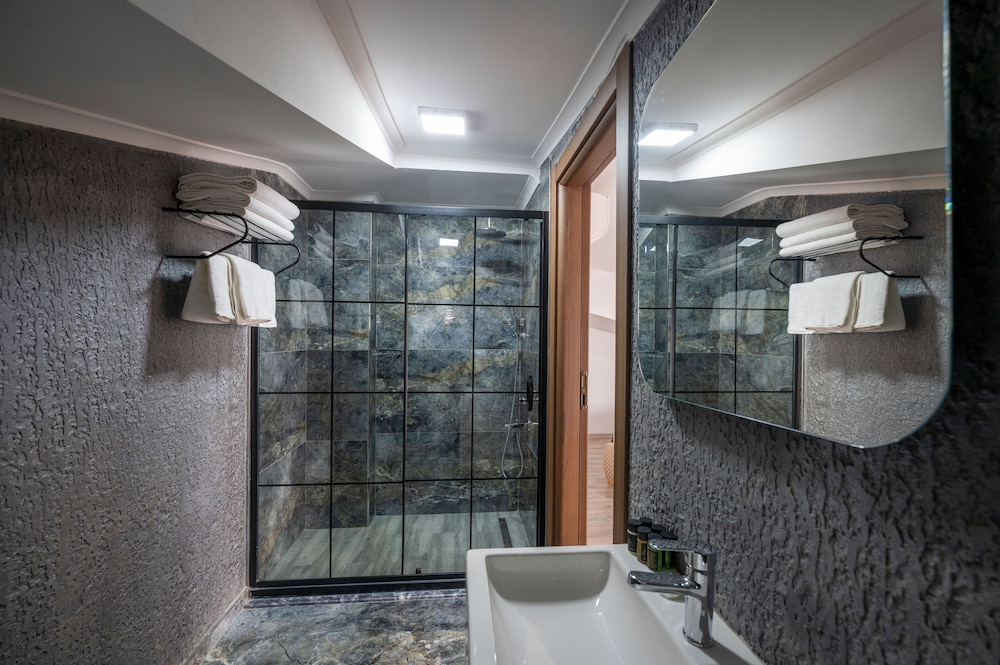 Luxury Airport Hotel 43/48