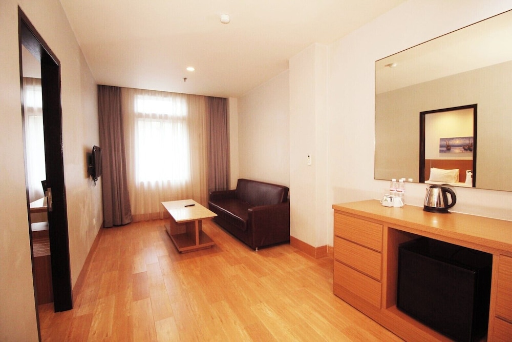 Astoria Hotel (formerly Hanum Hotel) 13/18