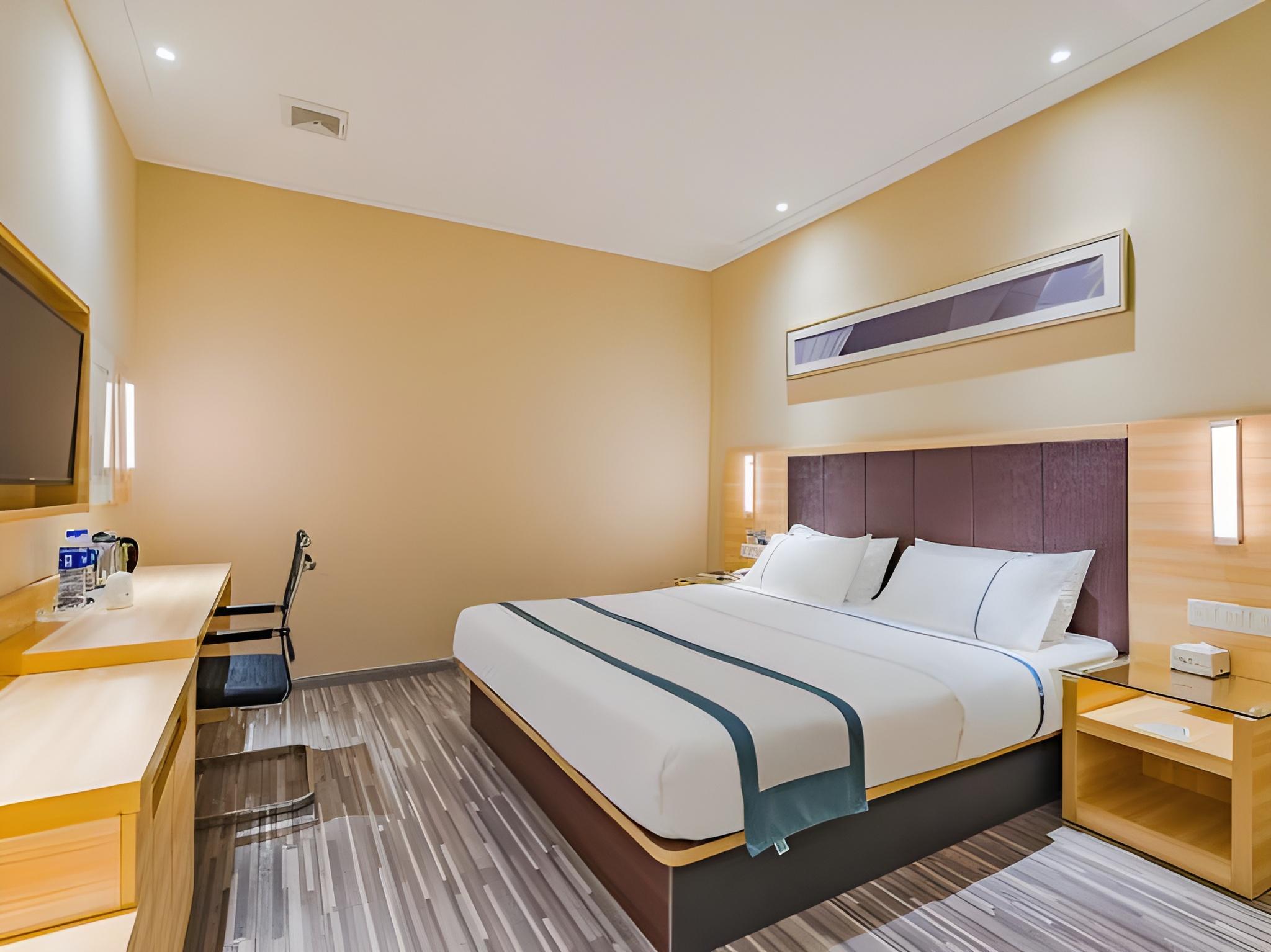 Standard, Queen Bed, No Window