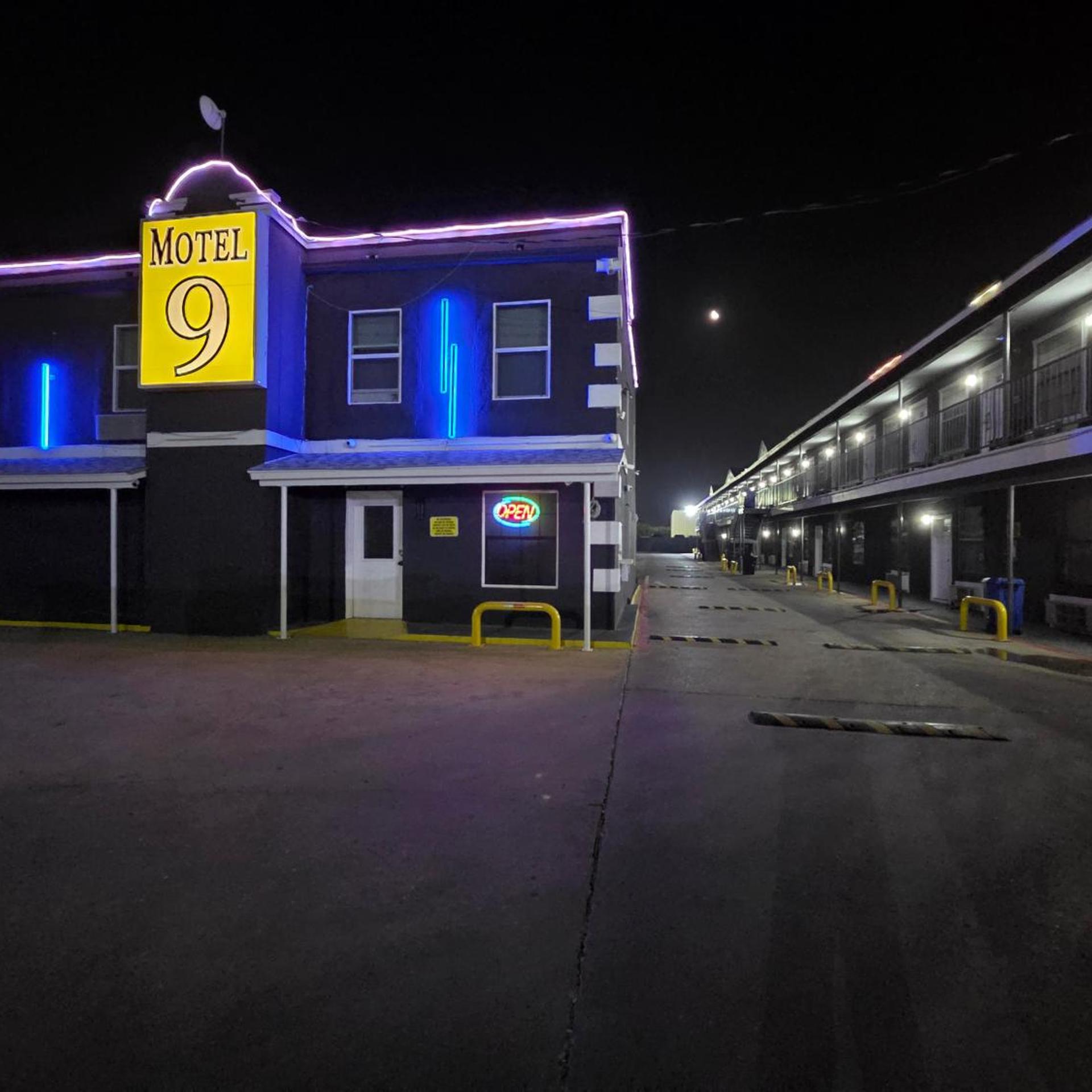 Motel 9 24/24