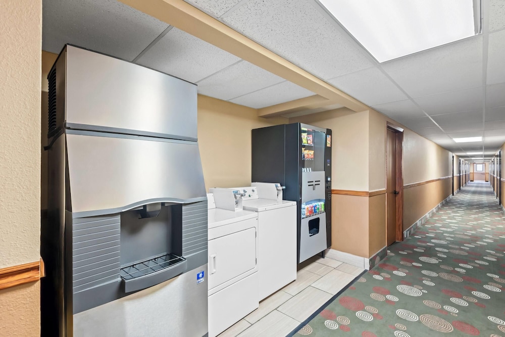 Super 8 by Wyndham Jefferson 36/42