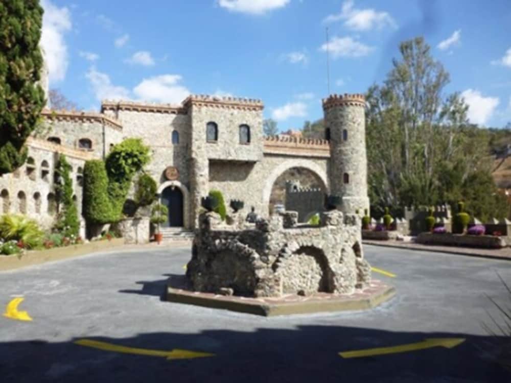 Hotel Castillo Santa Cecilia 58/70
