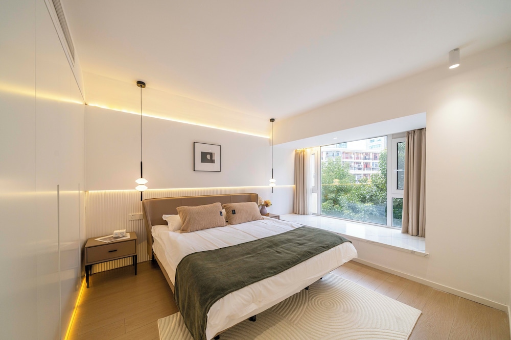 Senior, Apartment, 1 Queen and 1 Double Bed، Book and Bed-People's Square 3/10