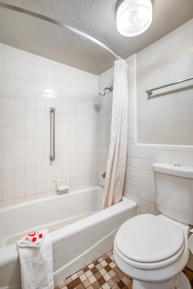 Hotel Brownwood Hwy 67 (ex. Budget Inn & Suites Brownwood) 17/43
