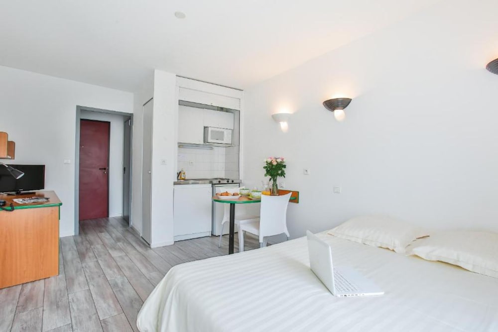 ECONOMY, STUDIO, QUEEN BED, KITCHENETTE
