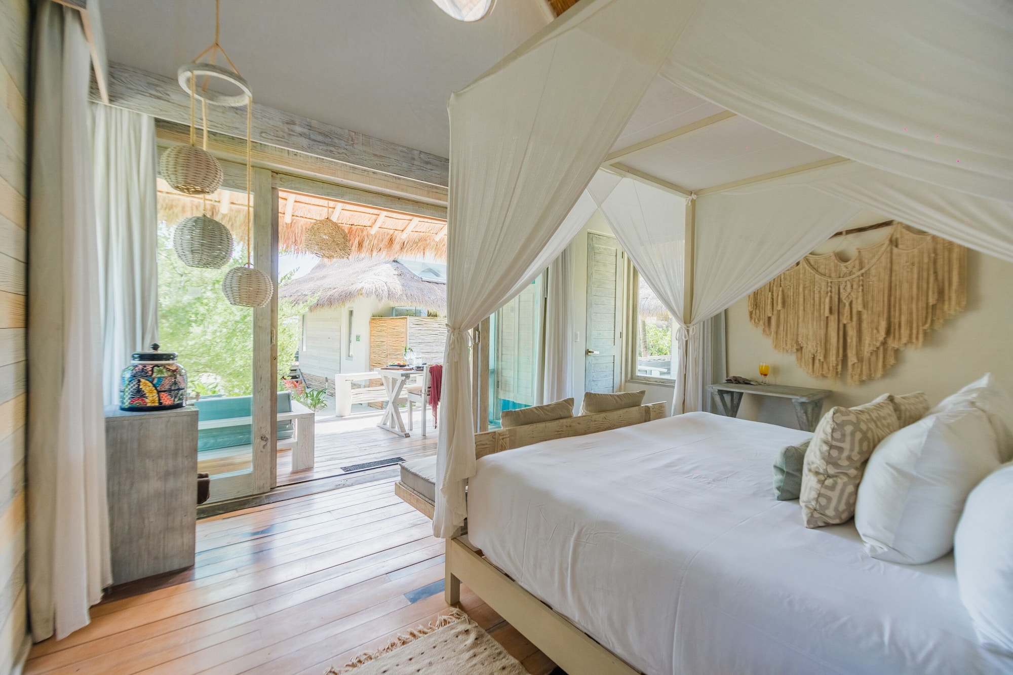 SUITE, KING BED, PARTIAL OCEAN VIEW
