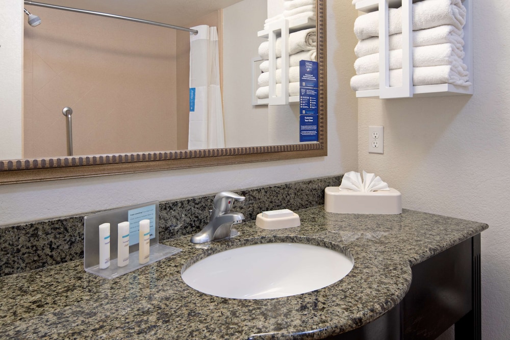 Hampton Inn and Suites-Bakersfield/Hwy 58, CA 9/51