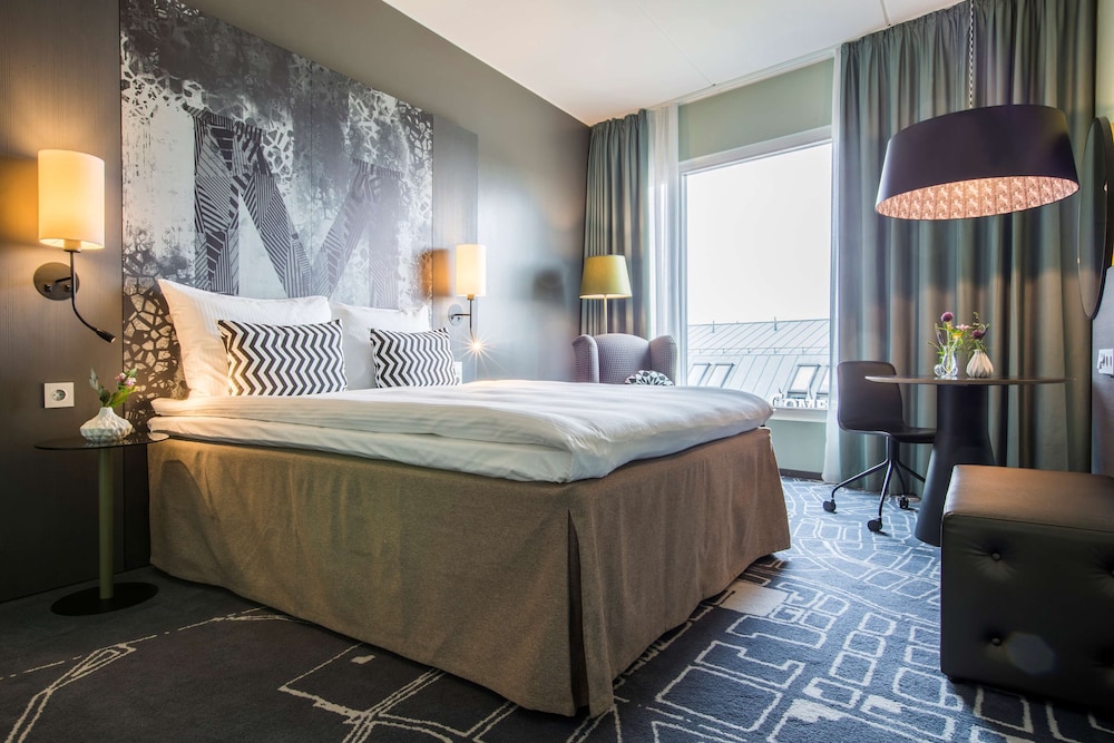 RADISSON BLU METROPOL HOTEL, HELSINGBORG 12/82