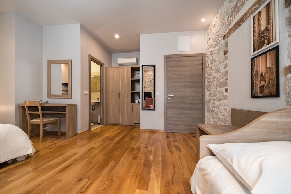 Tifani Luxury Rooms 23/50