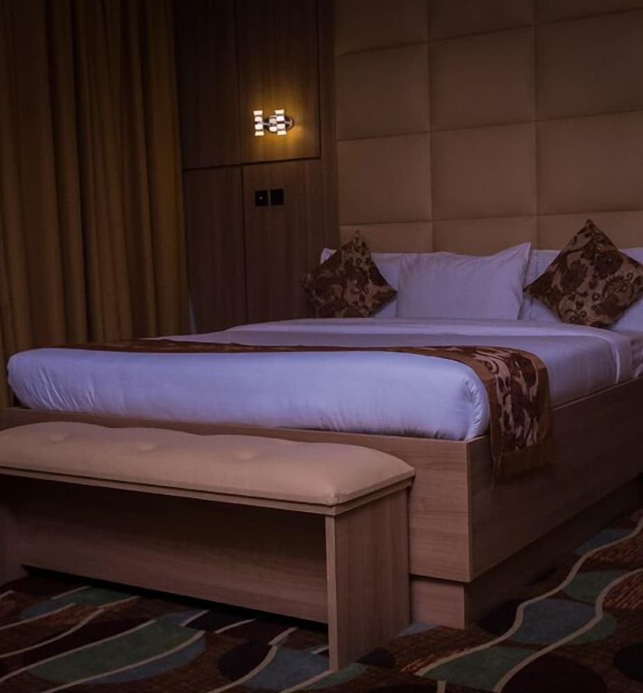 DELUXE, KING BED