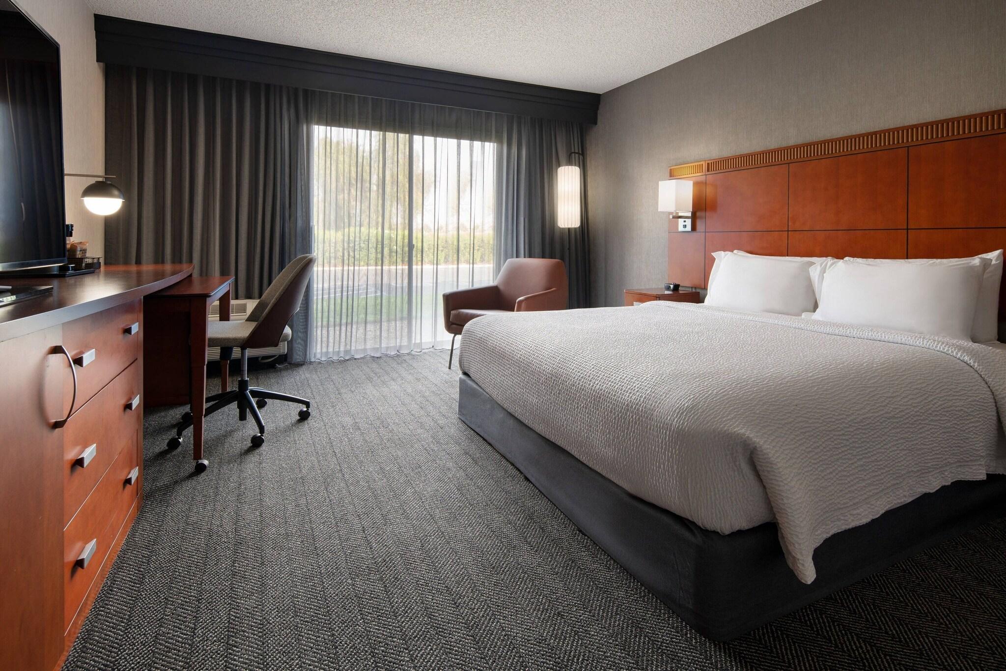 Room at COURTYARD BY MARRIOTT FRESNO, FRESNO - CA