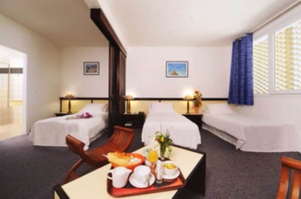 Hotel Le Paris 39/56