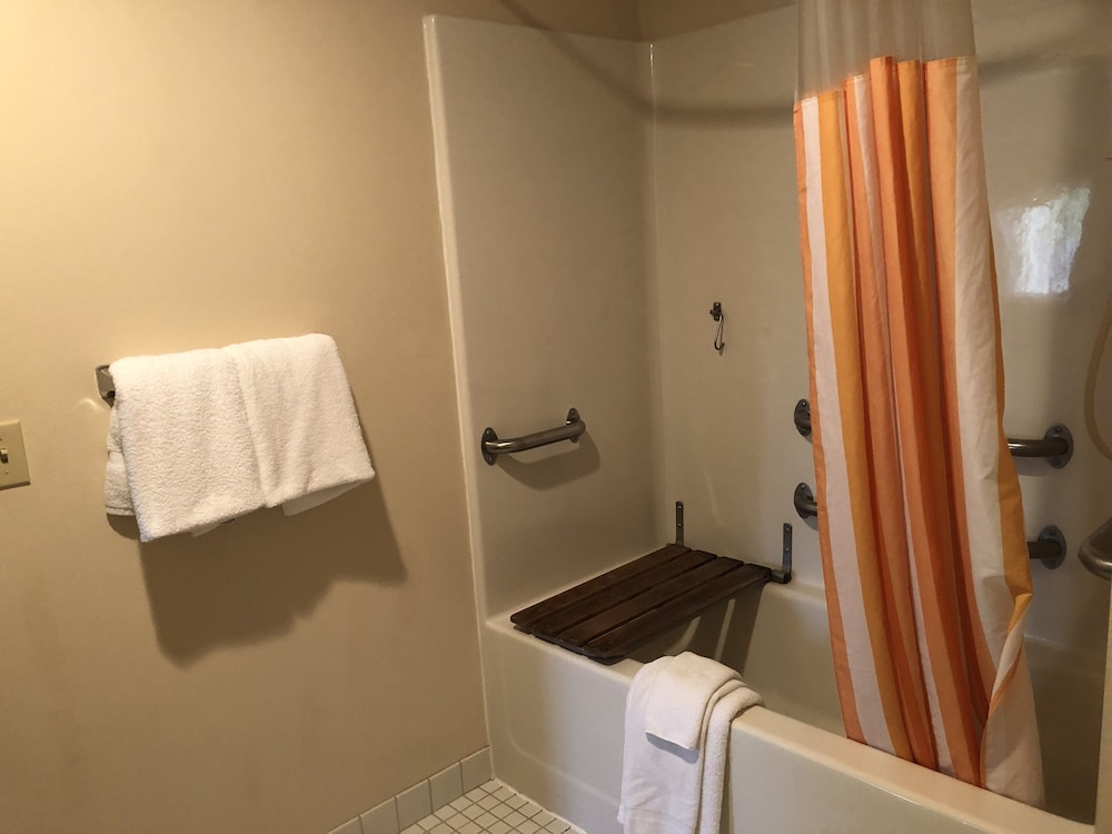 La Quinta Inn And Suites By Wyndham Plattsburgh 38/38