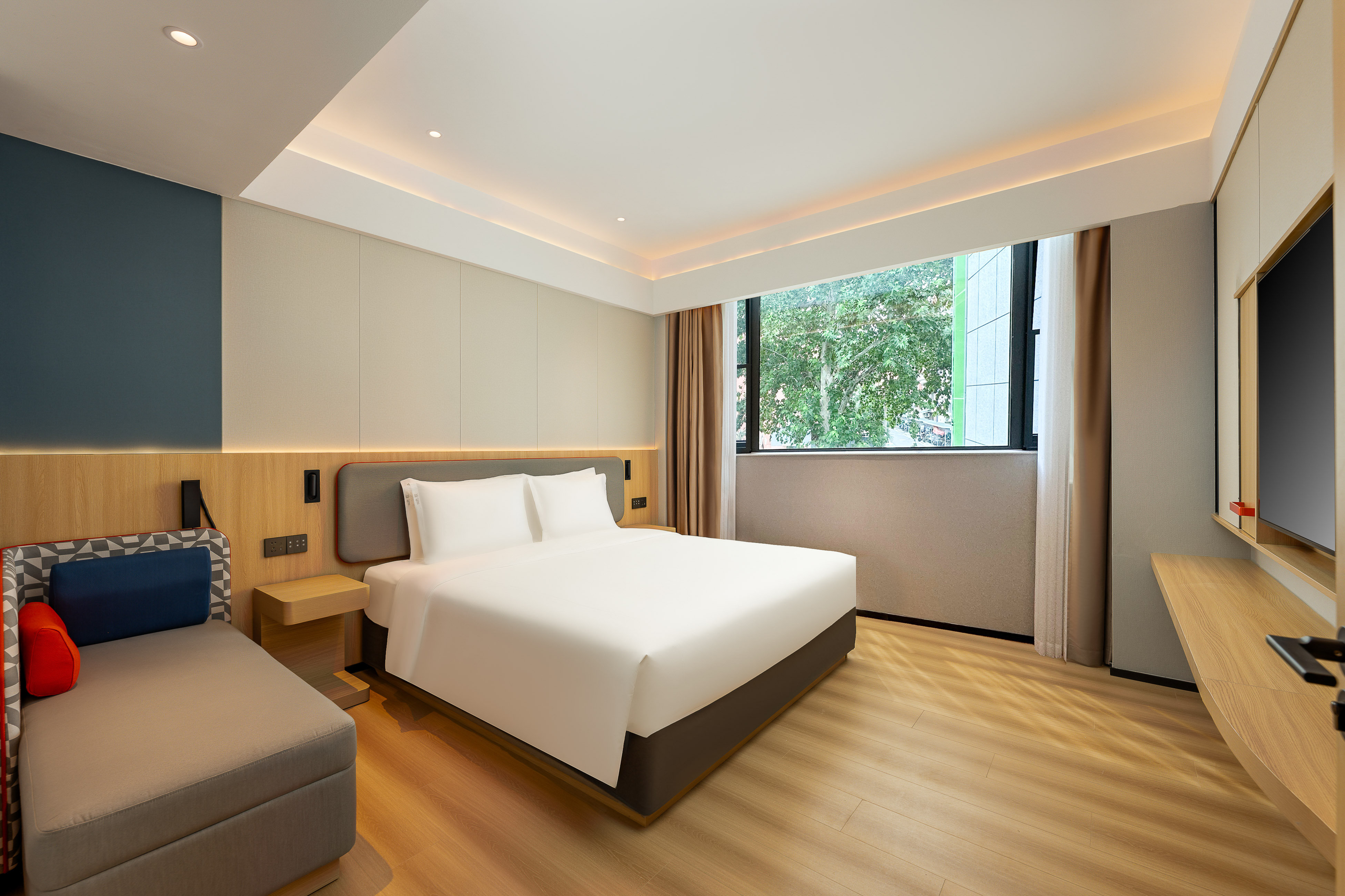Suite, King Bed, City View