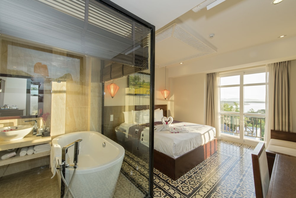 Royal Riverside Hoi An Hotel 59/75