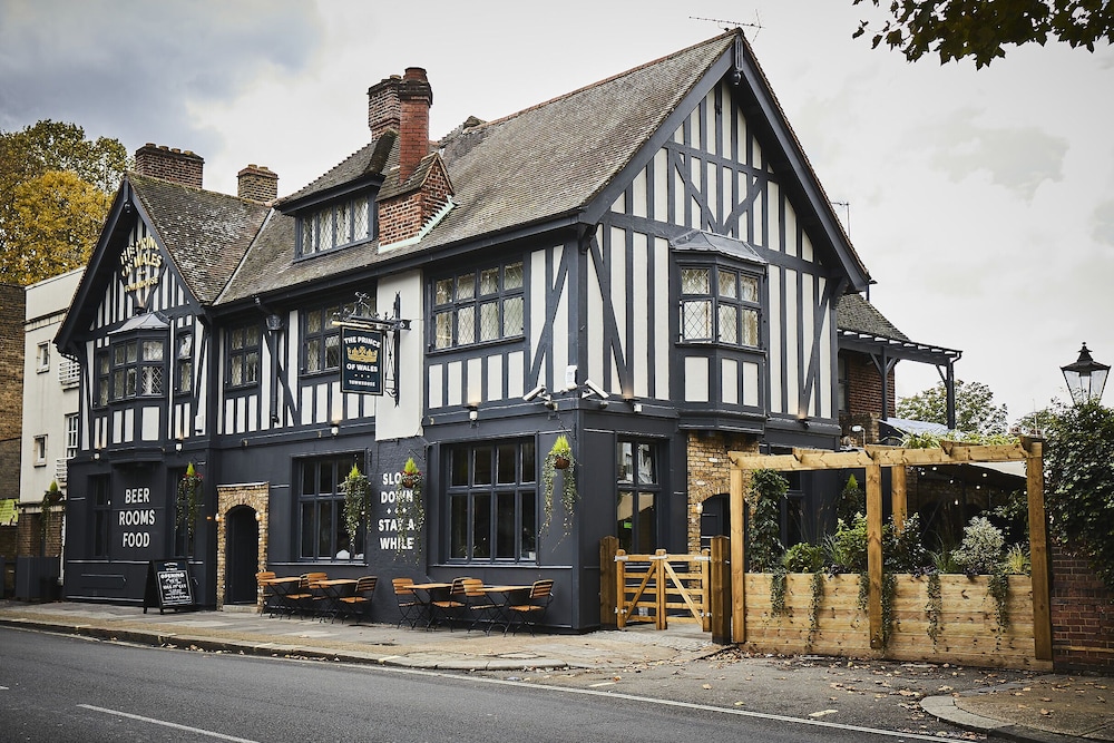 Flynn's Town House 3/50