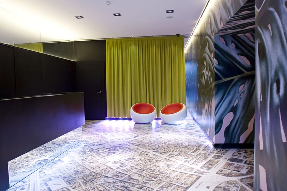 BARCELONA HOUSE 24/48
