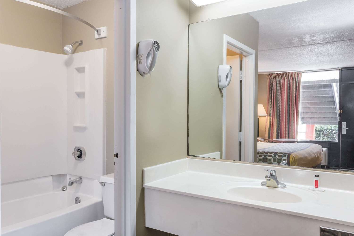 Travelodge By Wyndham Savannah Area/Richmond Hill 17/19