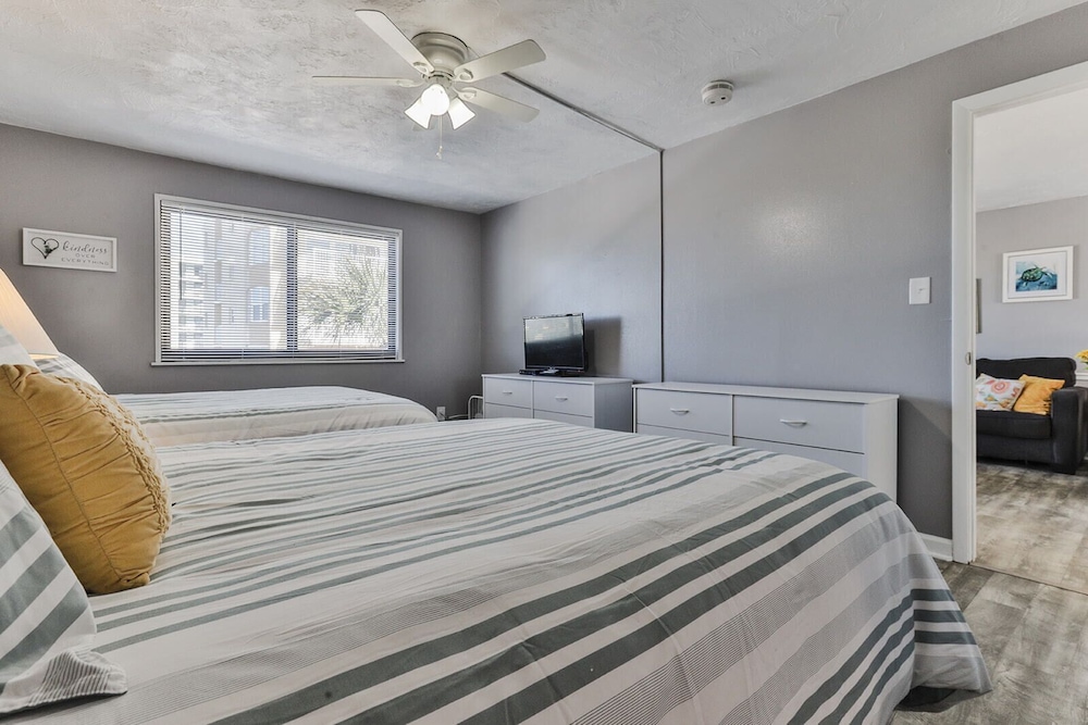 Senior, Suite, 2 Queen Beds, Sofa
