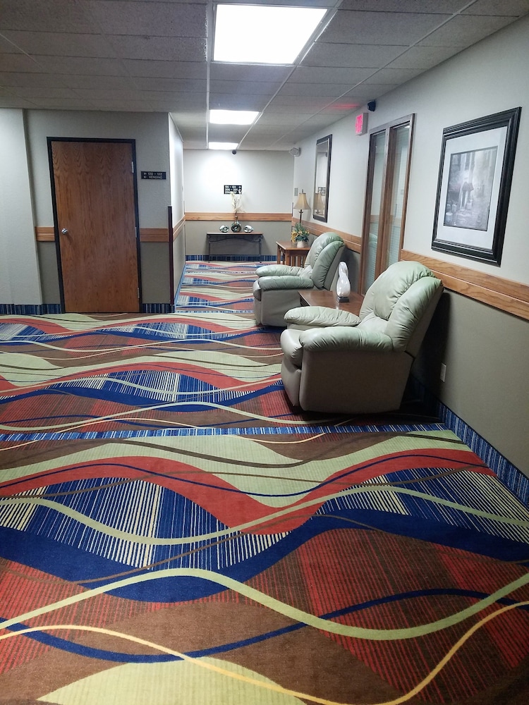 Apple Tree Inn and Suites 26/62