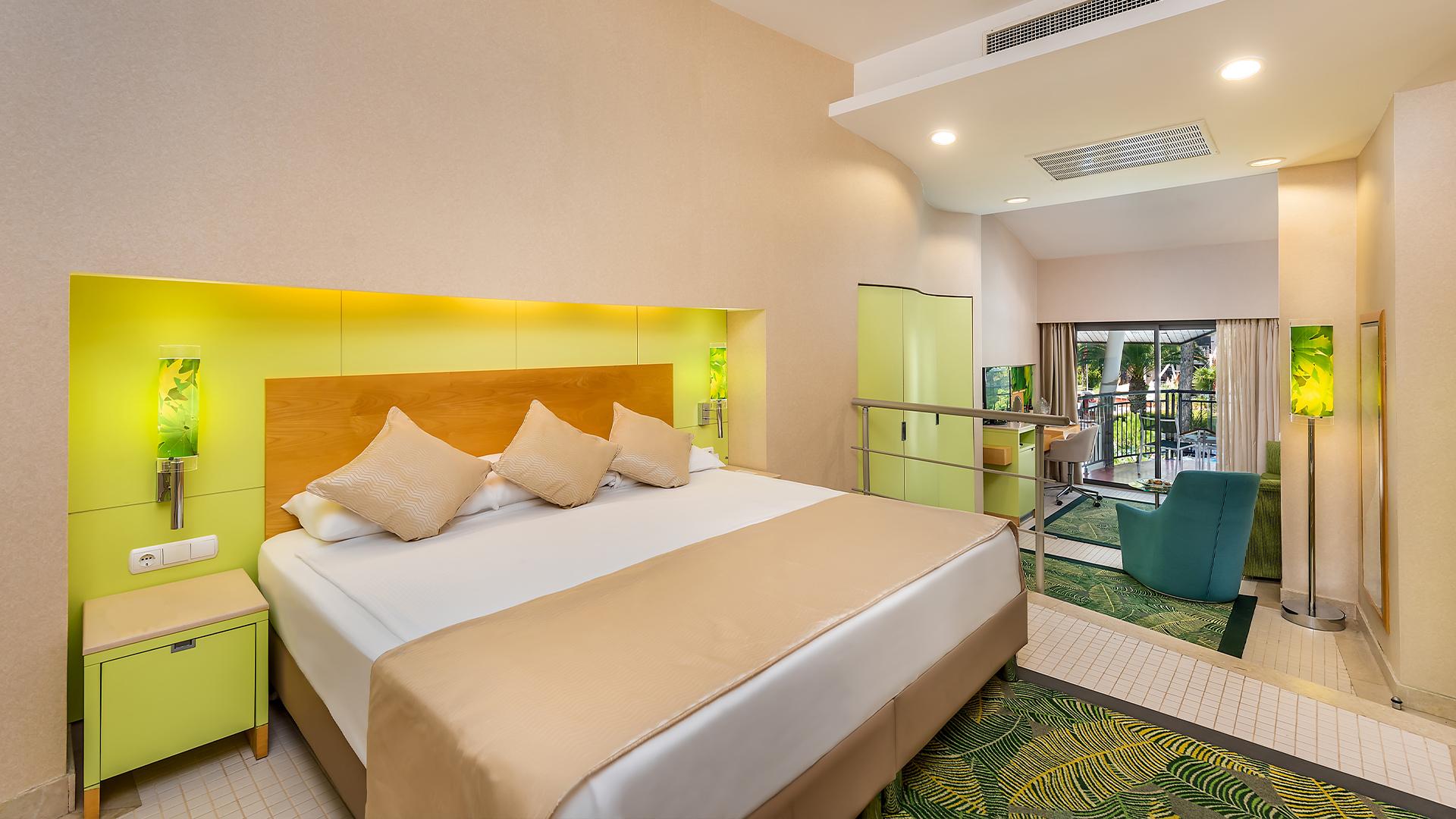 Swim Up, Junior Suite, 1 Double and 1 Single Bed, Pool Side