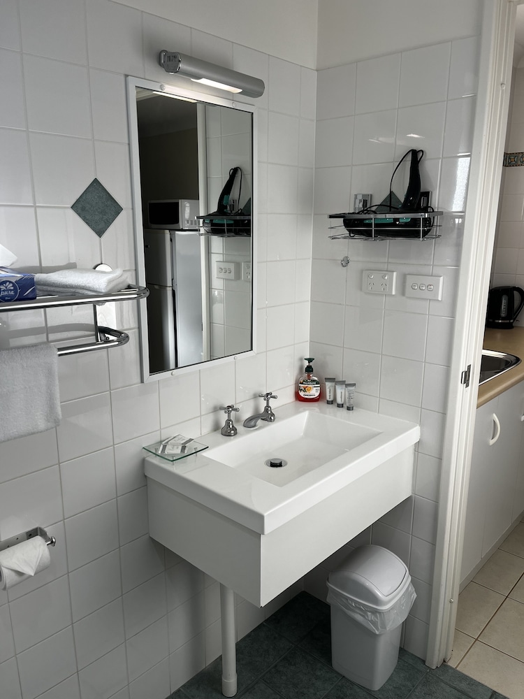 Emu Point Motel 69/70