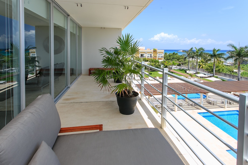 Magia Beachside Condo 4/47