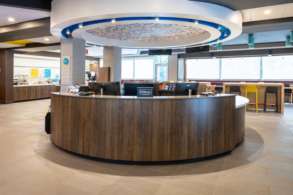 Lobby at Tru by Hilton Commerce, COMMERCE - GA