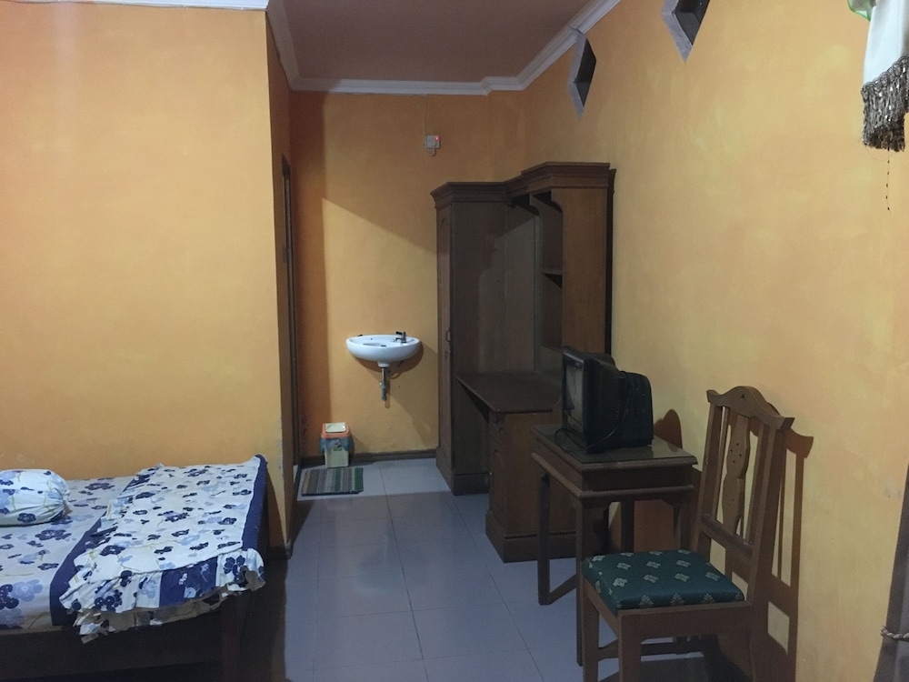 Hotel Alami near Alun-Alun Klaten 15/40