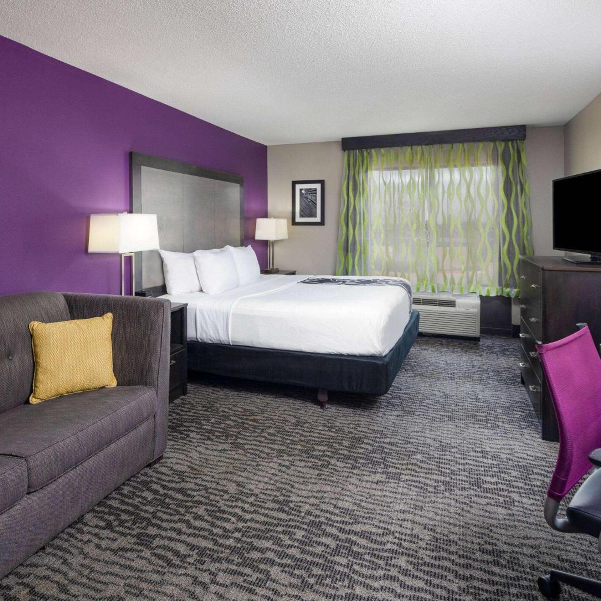 غرفة تنفيذية بسرير كينج مع أريكة، La Quinta Inn and Suites by Wyndham Kennesaw 3/8