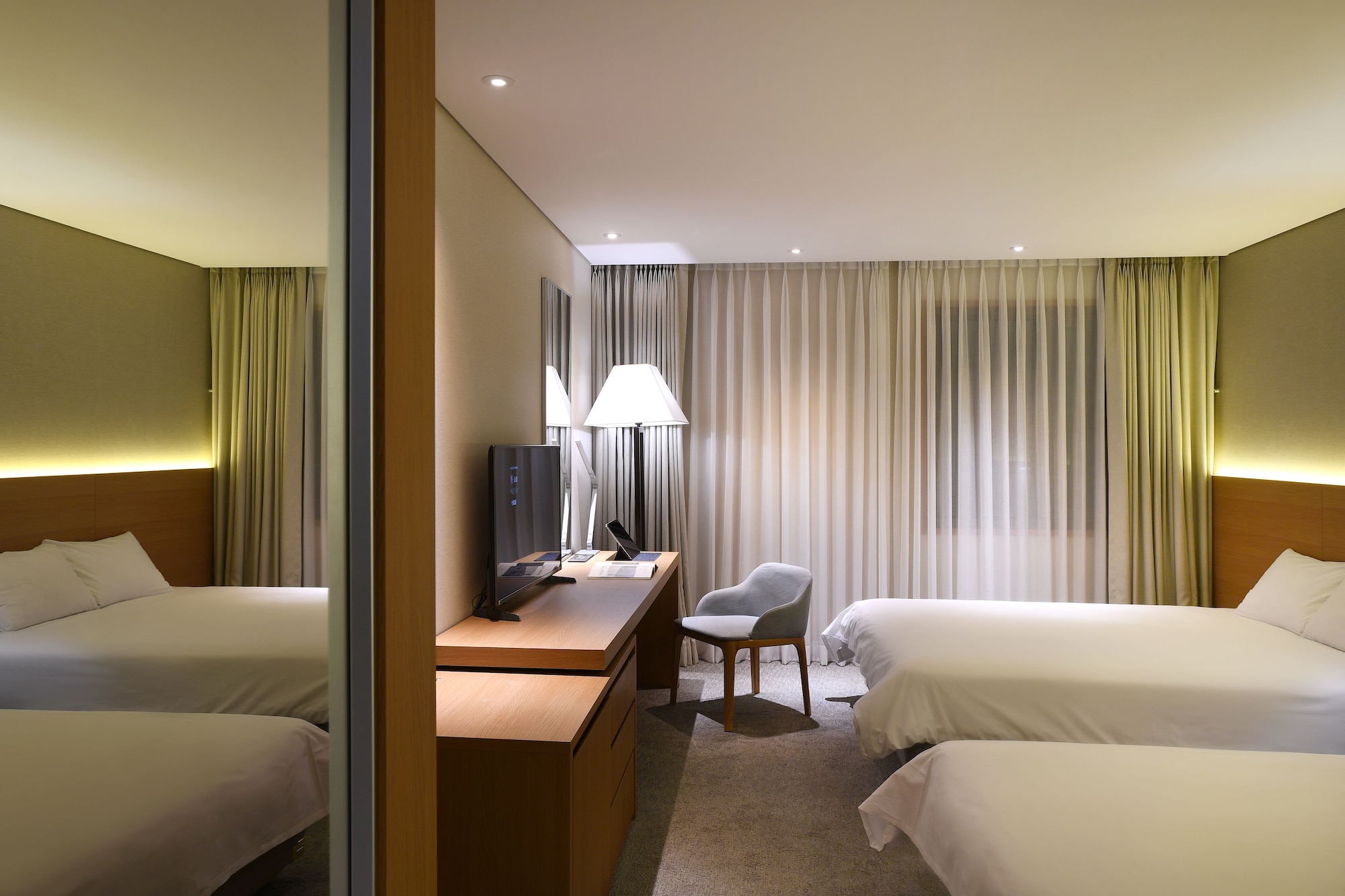 DELUXE, 2 DOUBLE BEDS