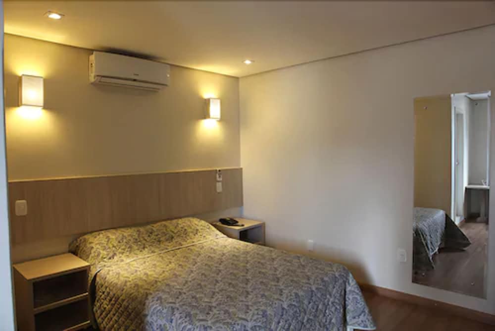 Golden Hotel 29/40