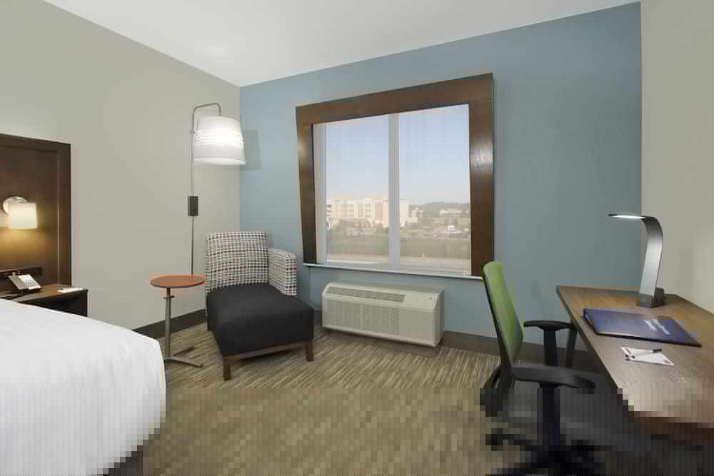 Holiday Inn Express Suites Columbus North 25/54