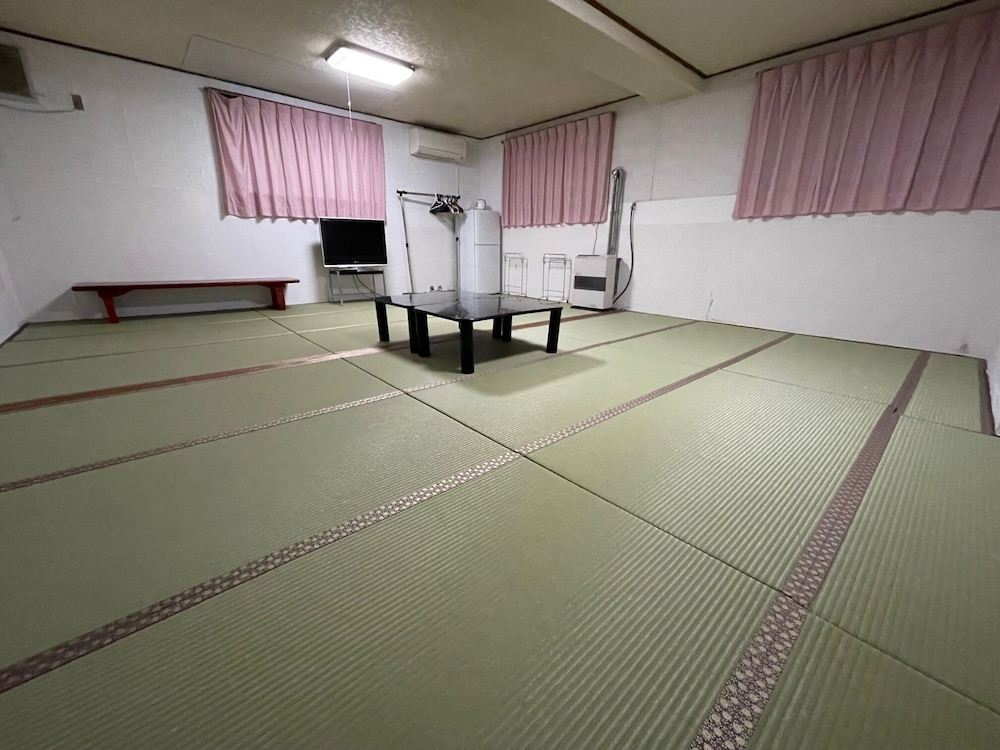 JAPANESE, SHARED BATHROOM