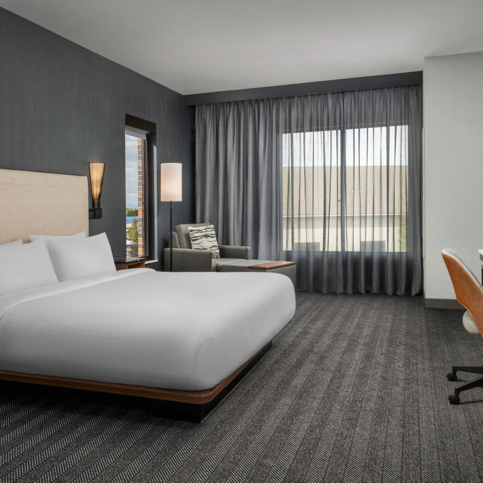 غرفة قياسية بسرير كينج مع أريكة بحوض استحمام لذوي الإعاقة، Courtyard by Marriott Bozeman 2/8