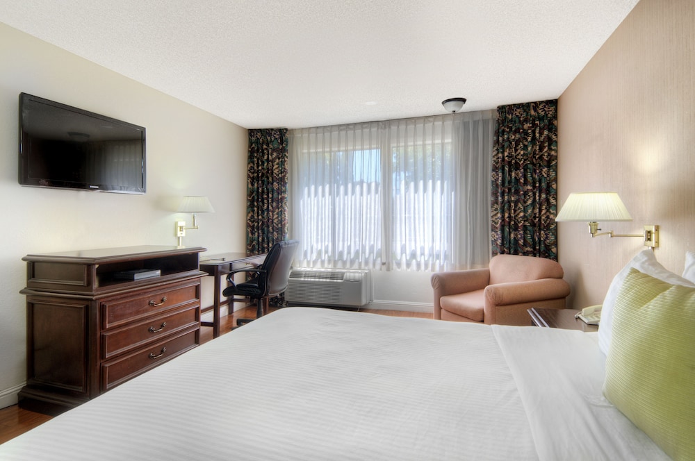 Days Inn by Wyndham Mountain View 32/96